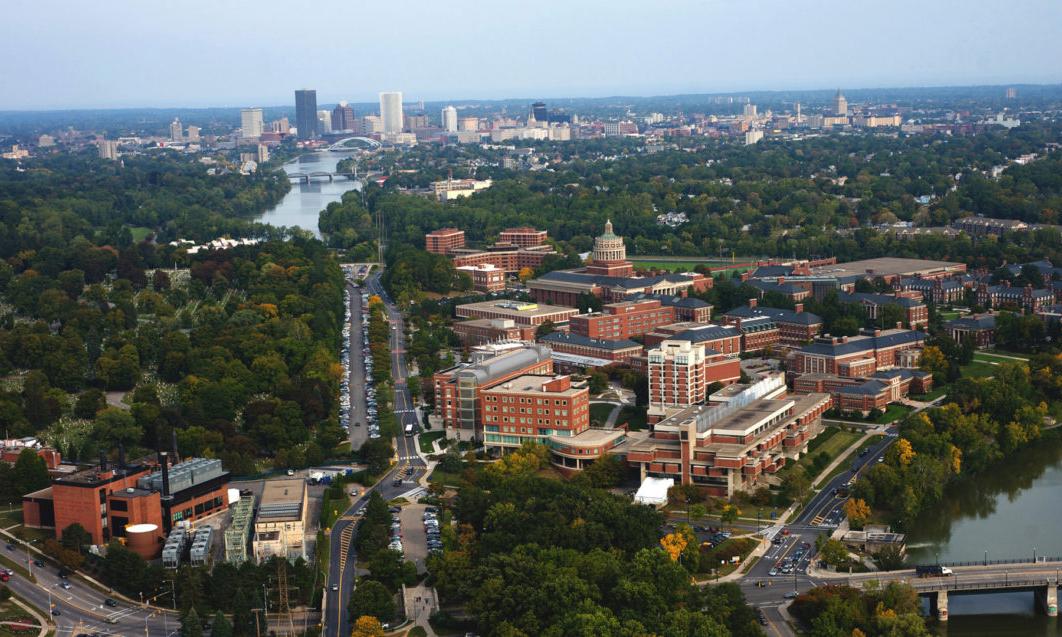 Aerial view of the 网赌论坛有哪些 campus and the downtown Rochester skyline